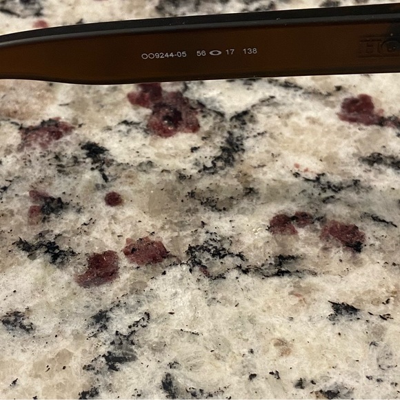 Women’s Oakley sunglasses - Picture 5 of 9